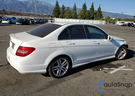2013 Mercedes-Benz C 250 из США, поврежденный, VIN WDDGF4HB3DA844565